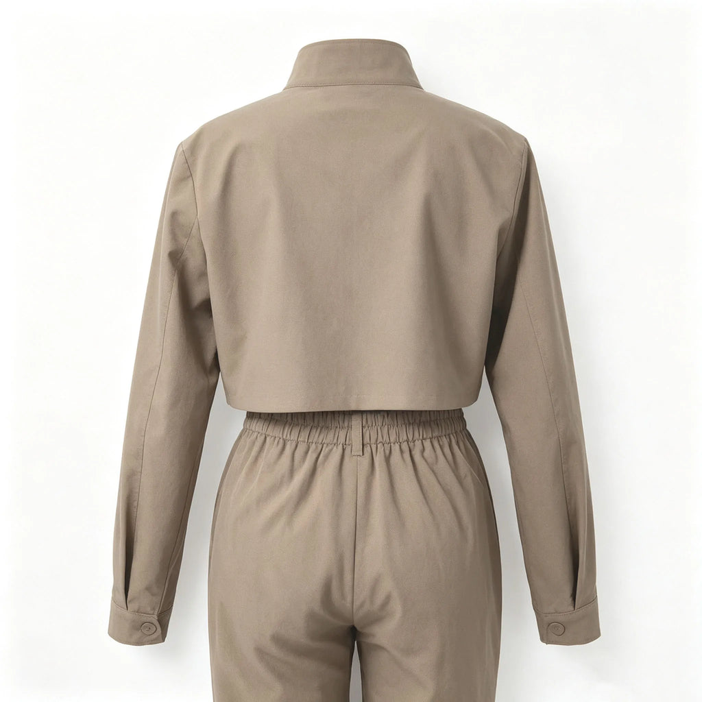 Conjunto vintage com modelagem que afina a cintura, blusa cropped de manga comprida e zíper.