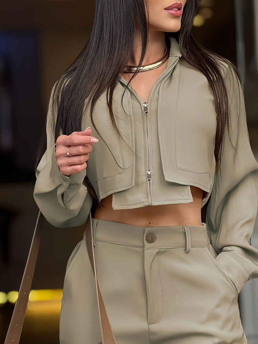 Conjunto vintage com modelagem que afina a cintura, blusa cropped de manga comprida e zíper.